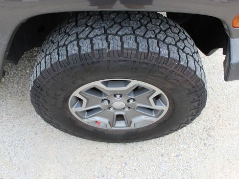 Used 2017 Jeep Wrangler Unlimited Rubicon w/ Connectivity Group AWD/4WD image 9