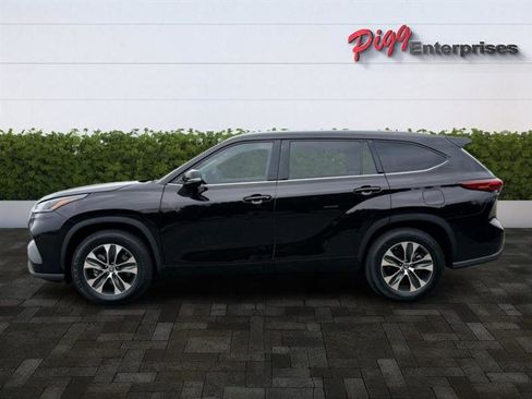 Used 2022 Toyota Highlander XLE image 3