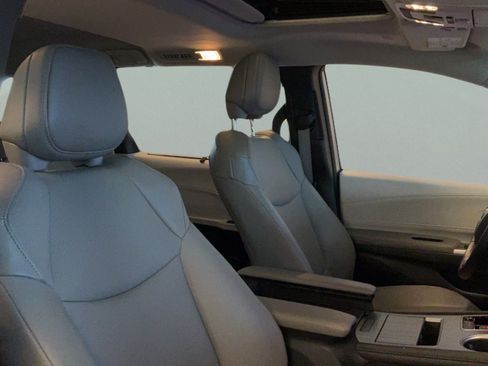 Certified 2025 Toyota Sienna XLE FWD image 36