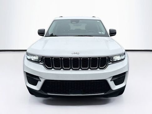 Used 2023 Jeep Grand Cherokee Laredo image 2