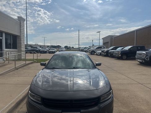 Used 2019 Dodge Charger SXT RWD image 2