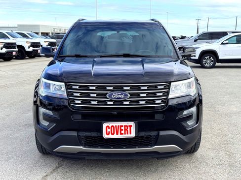 Used 2017 Ford Explorer XLT image 3