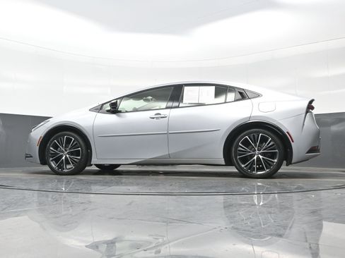 Used 2025 Toyota Prius XLE image 30