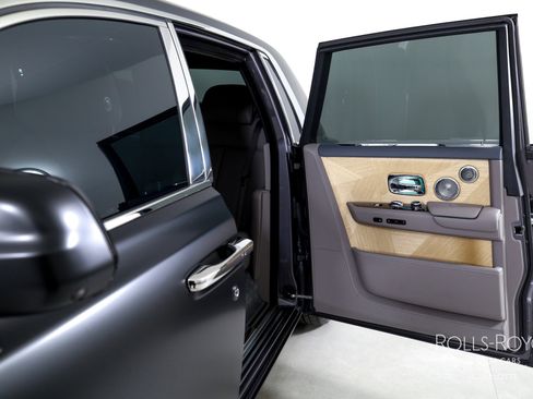 Used 2025 Rolls-Royce Phantom Sedan image 17