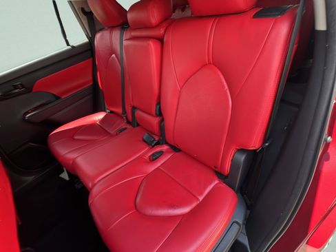 Used 2022 Toyota Highlander LE FWD image 10