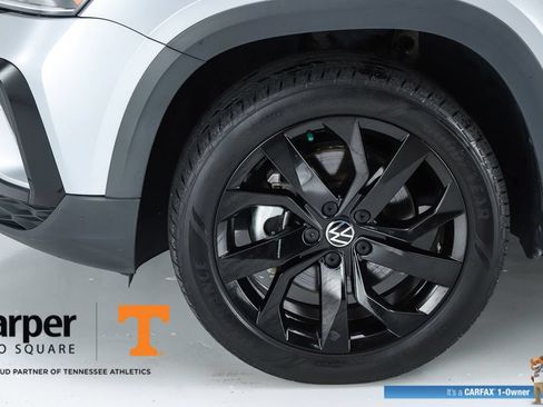Used 2023 Volkswagen Taos SE w/ Panoramic Sunroof Package FWD image 5