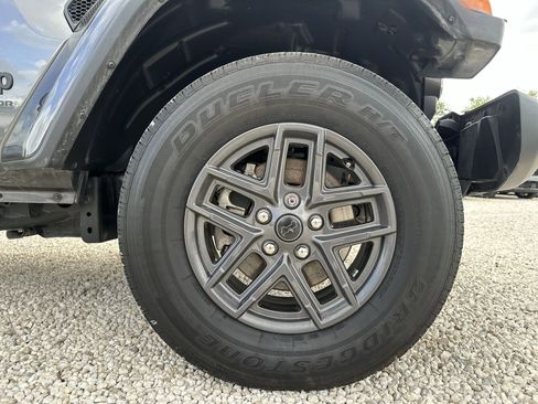 Used 2024 Jeep Gladiator Sport image 18