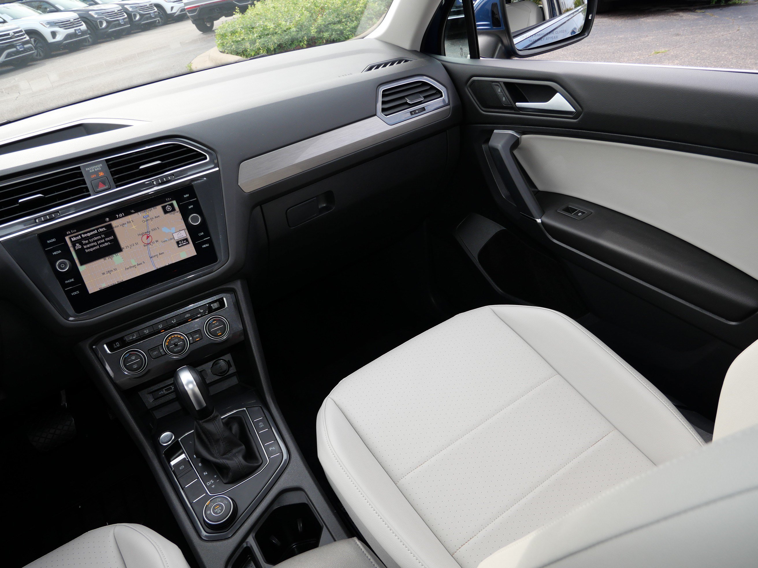 Used 2020 Volkswagen Tiguan SEL AWD/4WD image 11