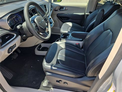 Used 2023 Chrysler Pacifica Touring-L FWD image 13