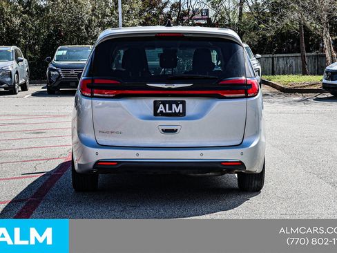 Used 2024 Chrysler Pacifica Touring-L image 13