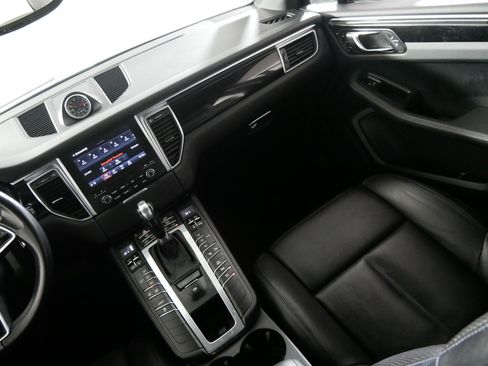 Used 2018 Porsche Macan image 11