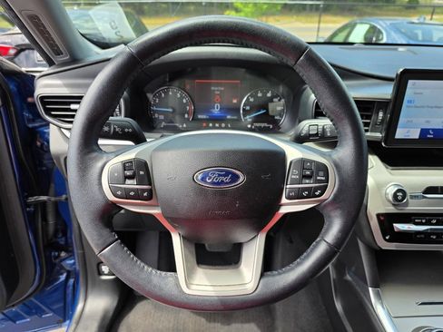Used 2022 Ford Explorer XLT w/ Equipment Group 202A AWD/4WD image 14