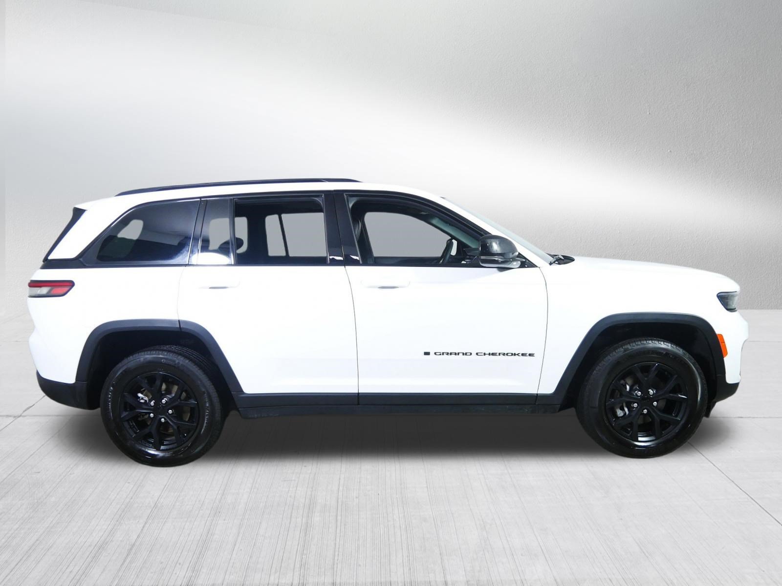 Used 2025 Jeep Grand Cherokee Altitude AWD/4WD image 8