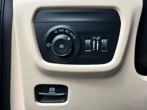 Used 2024 Jeep Grand Cherokee Limited image 21