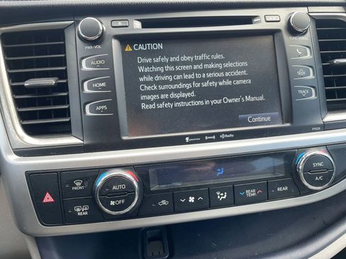 Used 2017 Toyota Highlander Plus AWD/4WD image 12