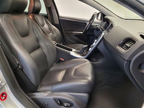 Used 2016 Volvo V60 T5 Premier image 16