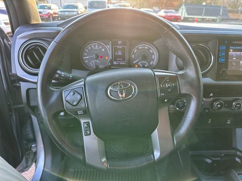 Used 2017 Toyota Tacoma TRD Off-Road image 15