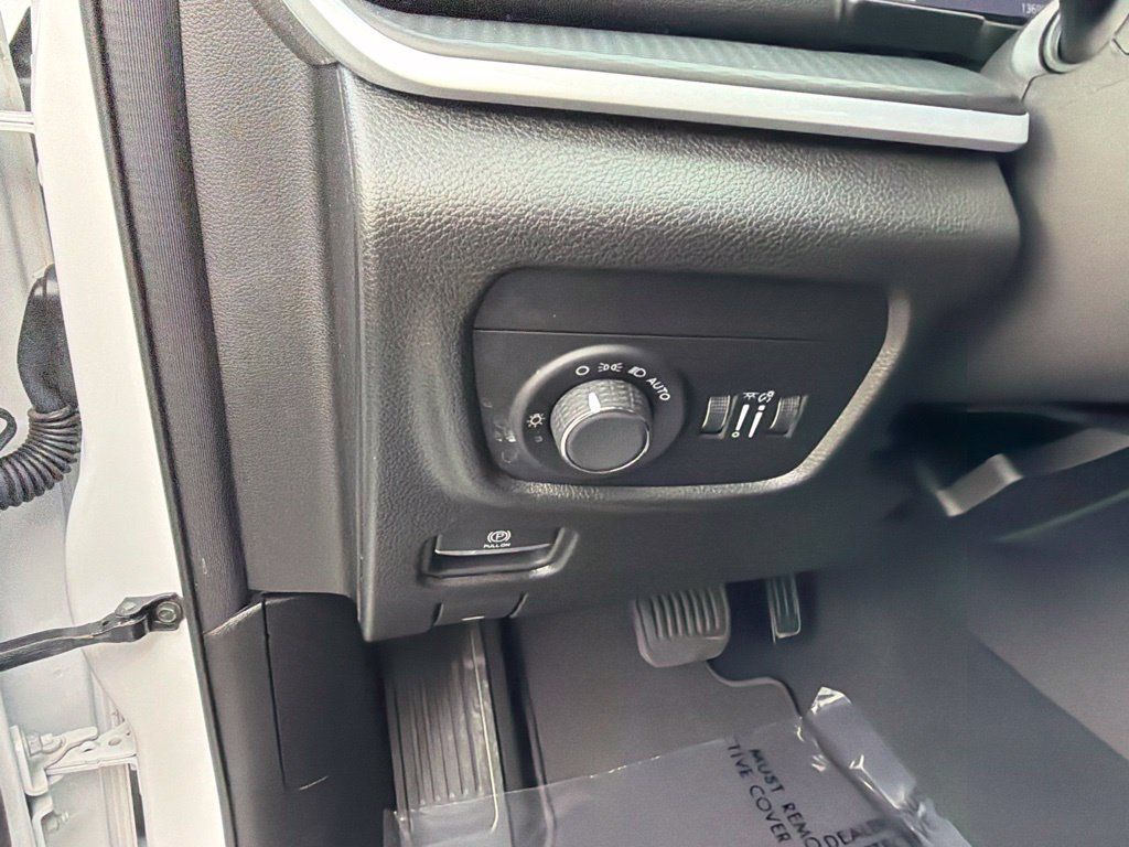 Used 2024 Jeep Grand Cherokee Altitude AWD/4WD image 28