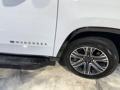 Used 2024 Jeep Wagoneer L Series II w/ Flexible Seating Group AWD/4WD image 6