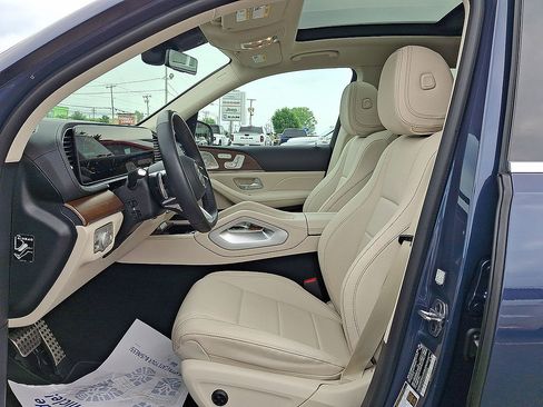 Used 2025 Mercedes-Benz GLS 450 4MATIC image 17