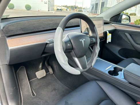 Used 2024 Tesla Model Y 2WD image 15