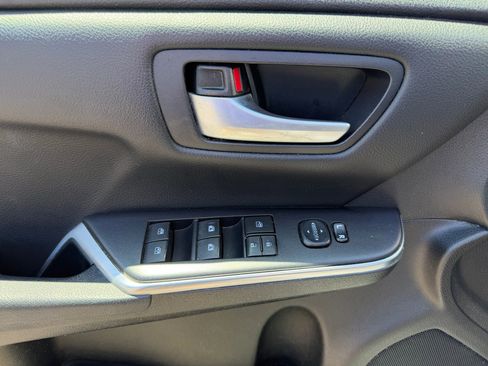 Used 2015 Toyota Camry SE FWD image 13