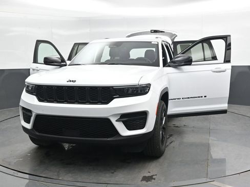 Used 2025 Jeep Grand Cherokee Altitude AWD/4WD image 47