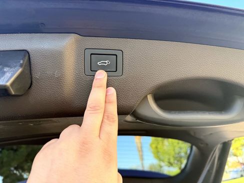 Used 2017 Hyundai Santa Fe Limited image 19