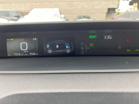 Certified 2022 Toyota Prius LE FWD image 32
