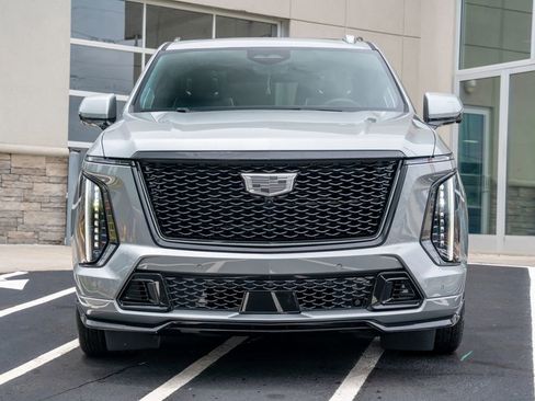 Used 2025 Cadillac Escalade V w/ LPO, ONYX Package AWD/4WD image 4