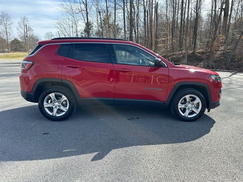 Used 2024 Jeep Compass Latitude image 2