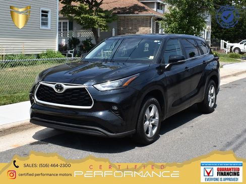 Used 2025 Toyota Highlander LE FWD image 1