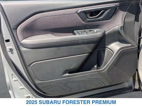 Used 2025 Subaru Forester Premium AWD/4WD image 11