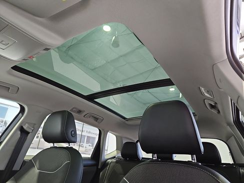 Used 2023 Volkswagen Taos SE w/ Panoramic Sunroof Package image 11