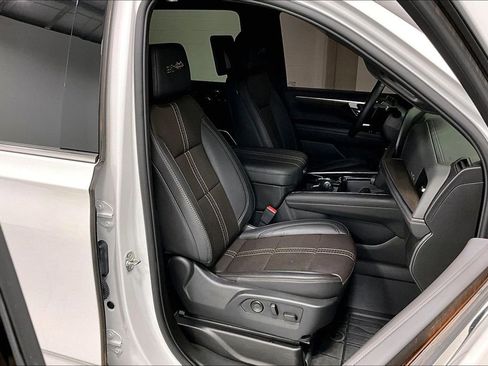 Used 2025 Chevrolet Suburban High Country AWD/4WD image 9