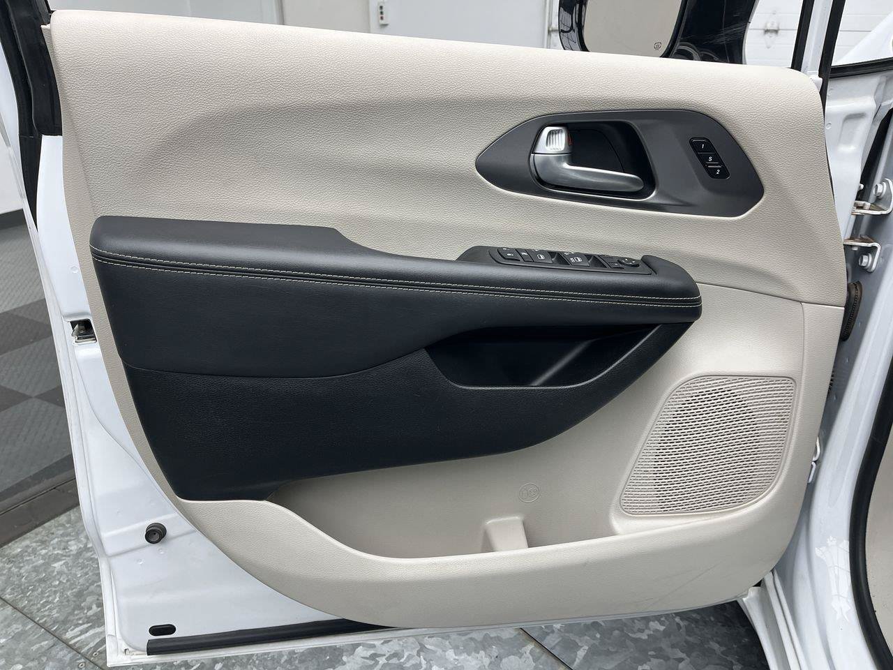 Used 2024 Chrysler Pacifica Touring-L FWD image 6