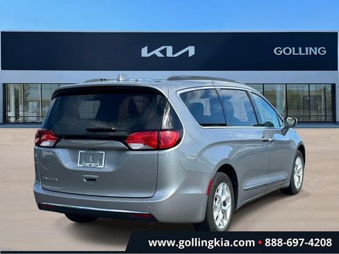 Used 2017 Chrysler Pacifica Touring-L w/ Tire & Wheel Group FWD image 3