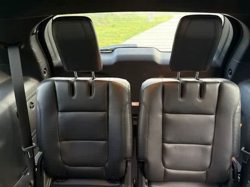 Used 2018 Ford Explorer XLT w/ Equipment Group 202A AWD/4WD image 17
