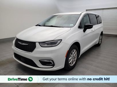 Used 2024 Chrysler Pacifica Touring