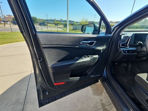 Used 2025 Kia Sportage LX FWD image 11