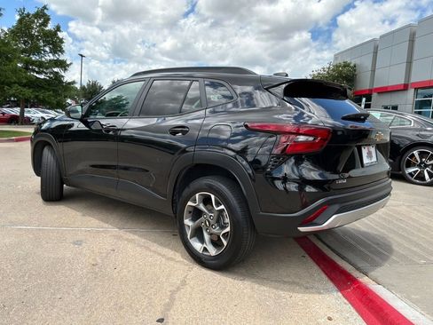 Used 2025 Chevrolet Trax LT FWD image 8