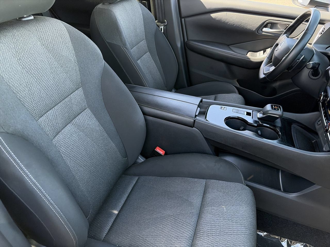 Used 2025 Nissan Rogue SV FWD image 24