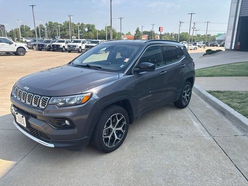 Used 2024 Jeep Compass Limited AWD/4WD image 9
