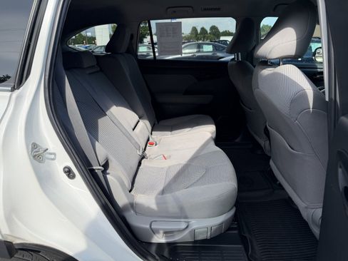 Used 2022 Toyota Highlander L FWD image 12