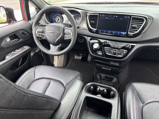 Used 2025 Chrysler Pacifica Select FWD image 14