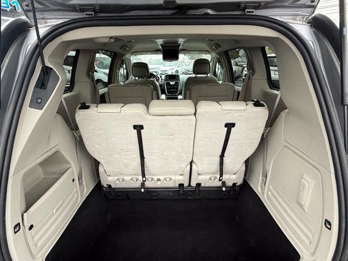 Used 2013 Chrysler Town & Country Touring image 17