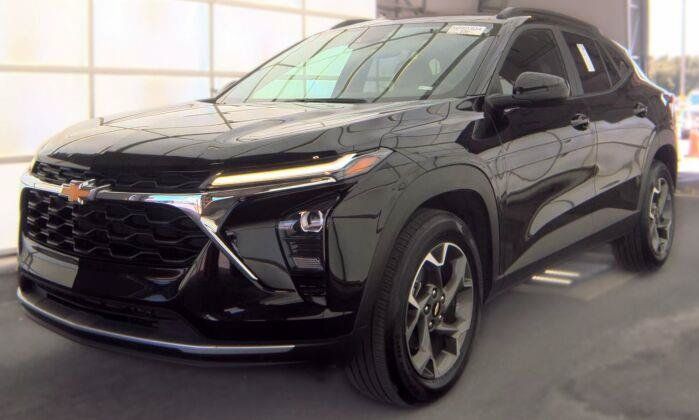 Used 2024 Chevrolet Trax LT FWD image 1