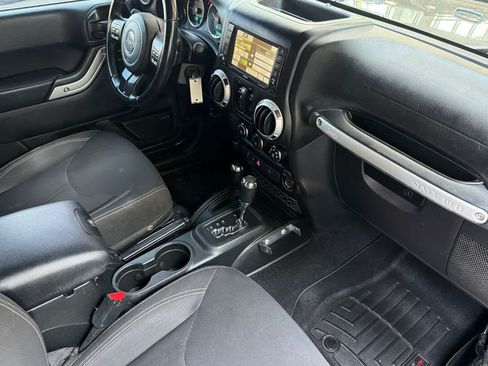 Used 2016 Jeep Wrangler Unlimited Sahara w/ Connectivity Group AWD/4WD image 18