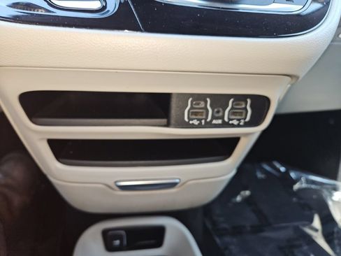 Used 2024 Chrysler Pacifica Touring-L FWD image 20