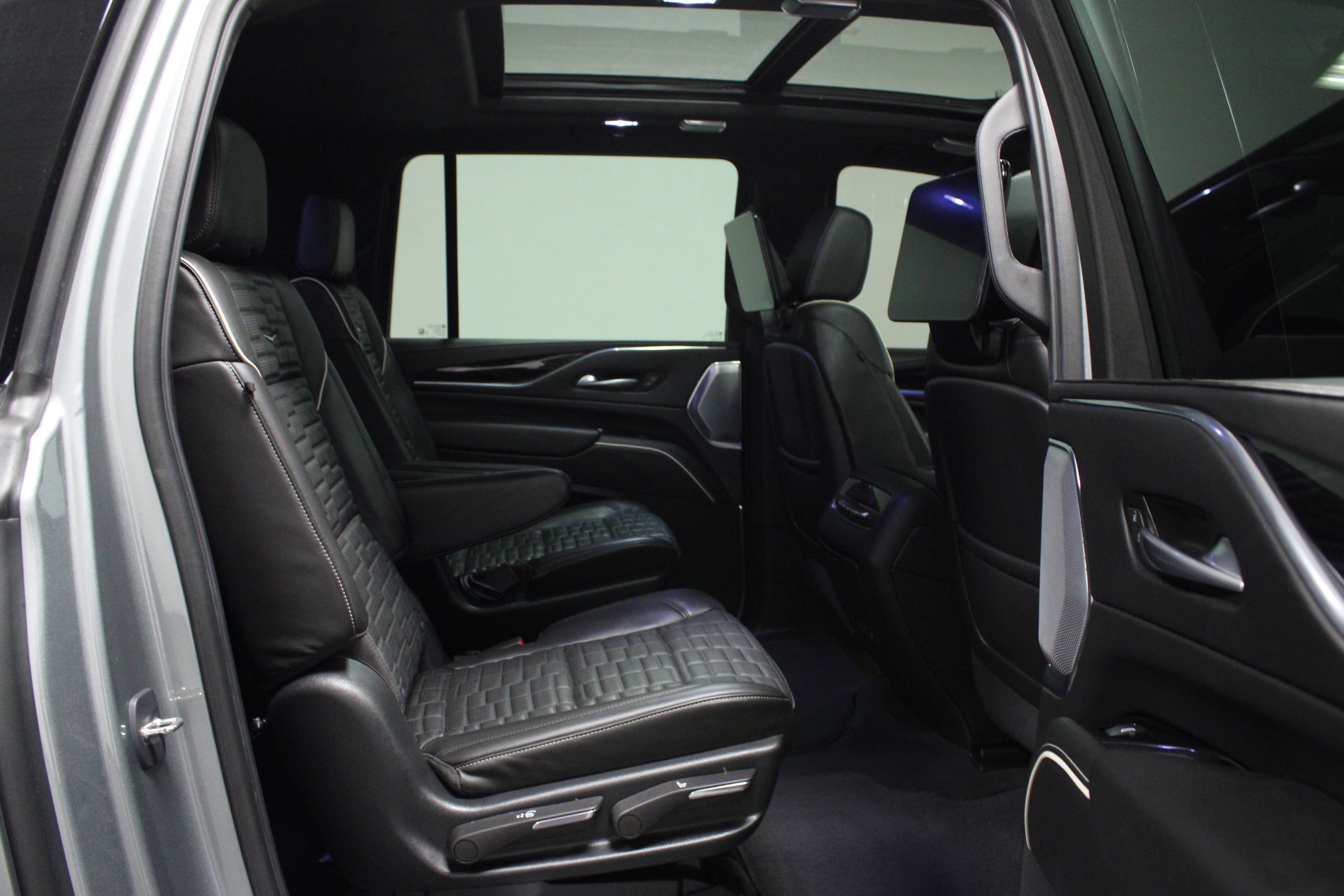 Used 2023 Cadillac Escalade ESV V AWD/4WD image 17